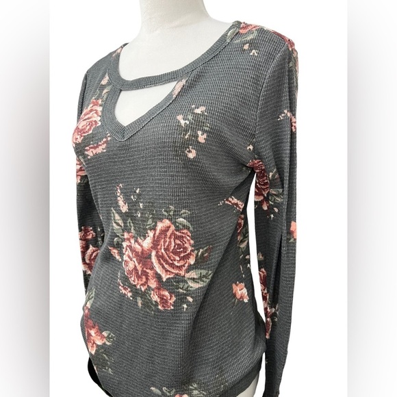 🩷 3/$20 Maurices medium 24/7 Gray Floral Cut Out Neck Textured Tee - Picture 5 of 10